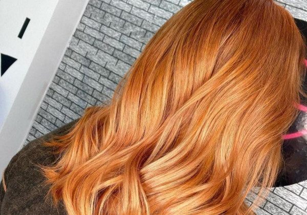 У моду на осінь 2021 повернулося фарбування волосся в стилі 70-х та імбирний колір невимовної краси