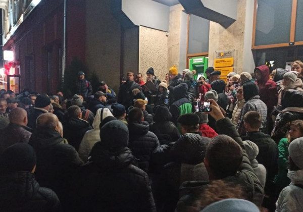 Мерзли на вулиці 18 годин: в Івано-Франківську батьки всю ніч стояли в черзі заради запису в садок