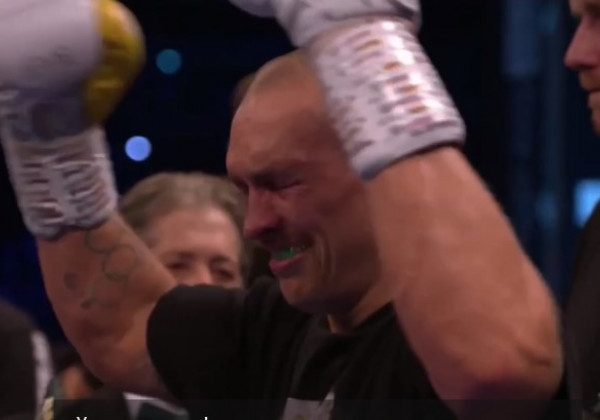 Усик розплакався, коли його оголосили чемпіоном (відео)