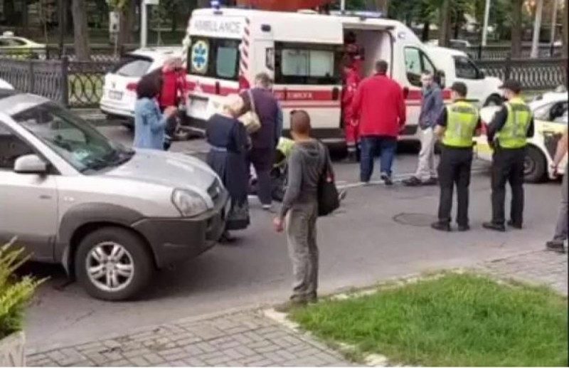 Тяга до знань: 17-річну студентку, яка втекла на заняття, в центрі Києва збила машина