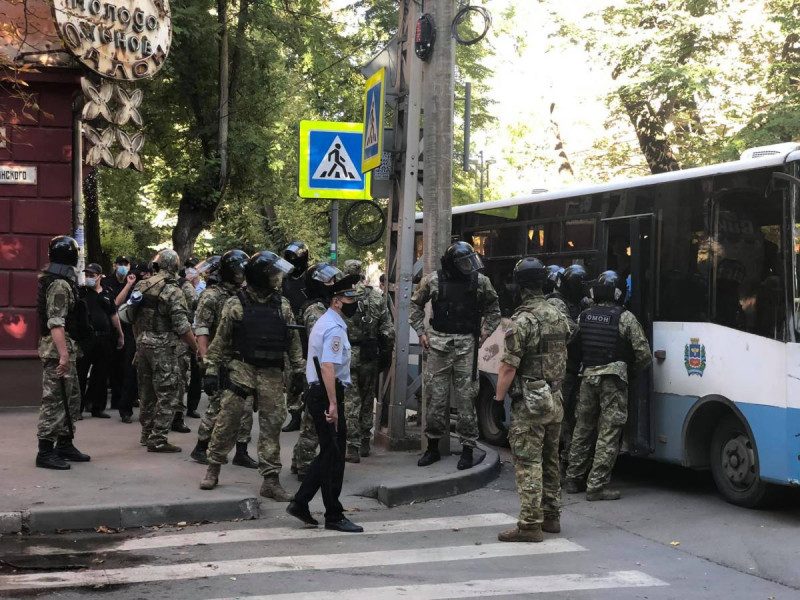Десятки людей кидають в автозаки: у Сімферополі окупанти масово затримують кримських татар