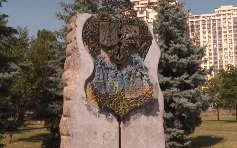"Дружбе" Киева и Москвы пришел конец: в столице демонтировали многострадальный памятник