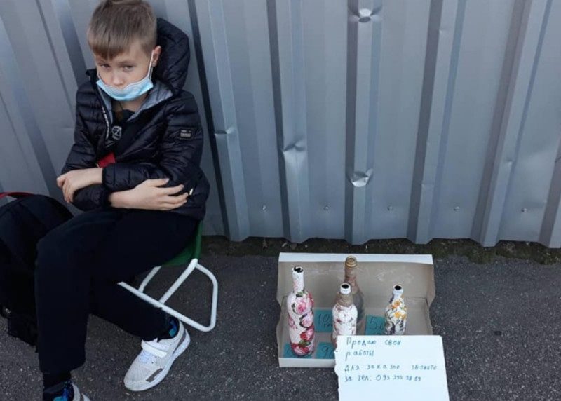 "Цілий день чекає на покупців": у Києві школяр продає свої вироби, сидячи під супермаркетом