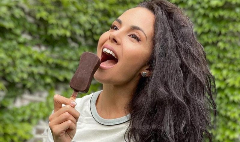 "Скоро мама?": Настя Каменских в латексном платье озадачила Сеть выпирающим животиком