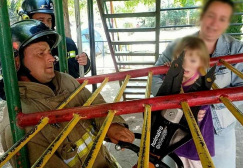 Пришлось разрезать: в Одессе 5-летняя девочка застряла на детской площадке