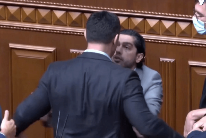 Первая драка политсезона: Тищенко напал на Лероса из-за "наезда" на Зеленского