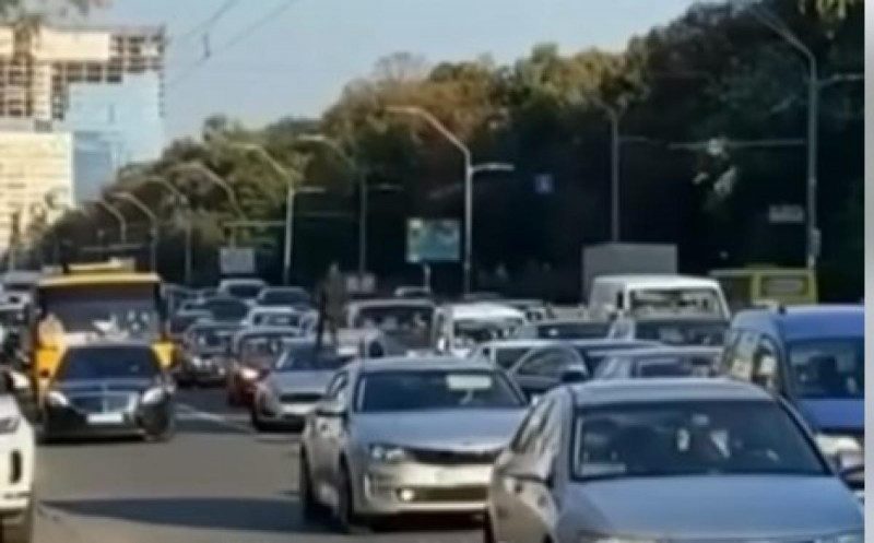 "Или псих, или под наркотой": водители схватили неадеквата, скакавшего по крышам машин в Киеве