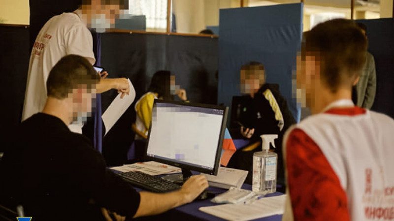 Рятують путінську "Єдину Росію": на Донбасі масово роздають паспорти РФ перед виборами в Держдуму