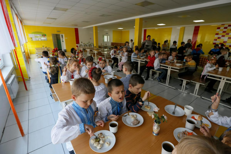 "На зоні краще годують": українці масово скаржаться на "золоте" харчування в школах (фото)