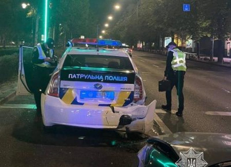 У центрі Києва п'яний водій влетів в автомобіль патрульних