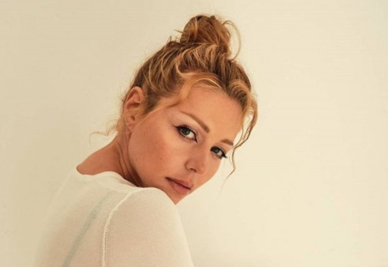 Тина Кароль завела поклонников глубоким декольте: "Быстро на колени, перед вами икона"