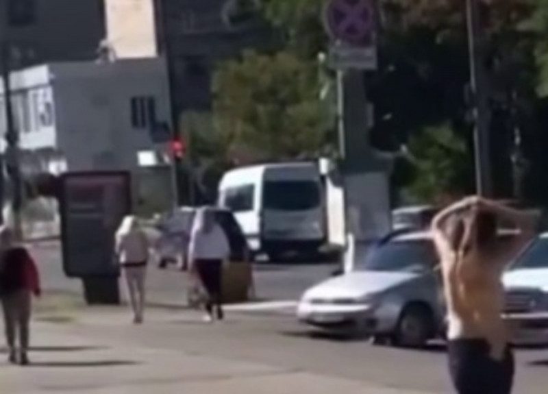 У Кременчуці жінка влаштувала "дефіле" для студентів: бігала в чому мати народила