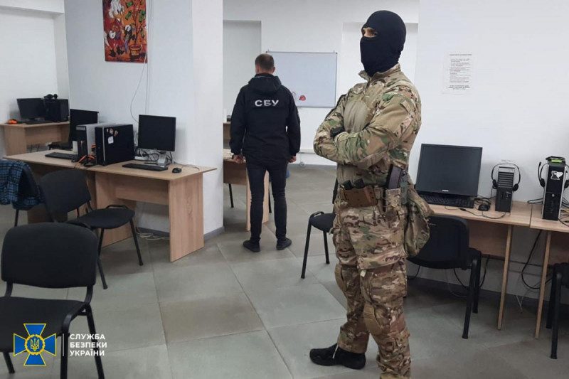 Видавали себе за співробітників банку і вкрали десятки мільйонів: на Сумщині викрили банду аферистів
