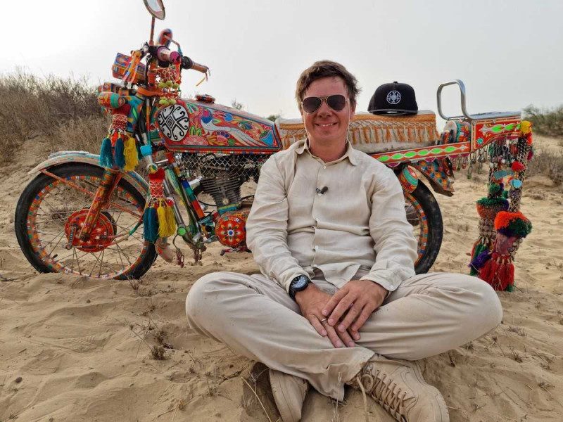 Кочовики напали на Дмитра Комарова в пустелі