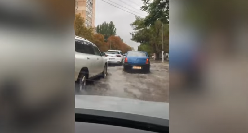 Одесу захлеснули сильні дощі: райони міста опинилися у воді, а річка Балківська вийшла з берегів