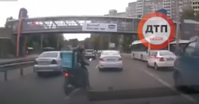 В Киеве водитель скутера спас котенка, который ползал на оживленной трассе: доброе видео