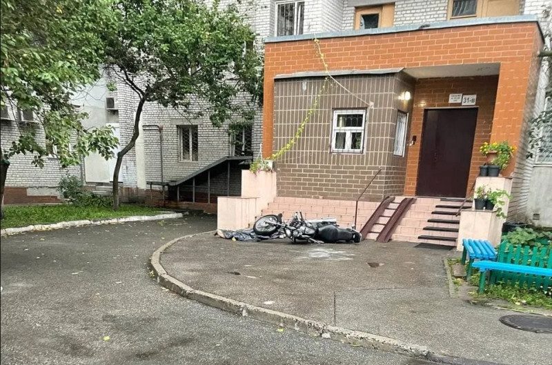 Загадочная смерть в Киеве: тело мужчины нашли возле подъезда многоэтажки