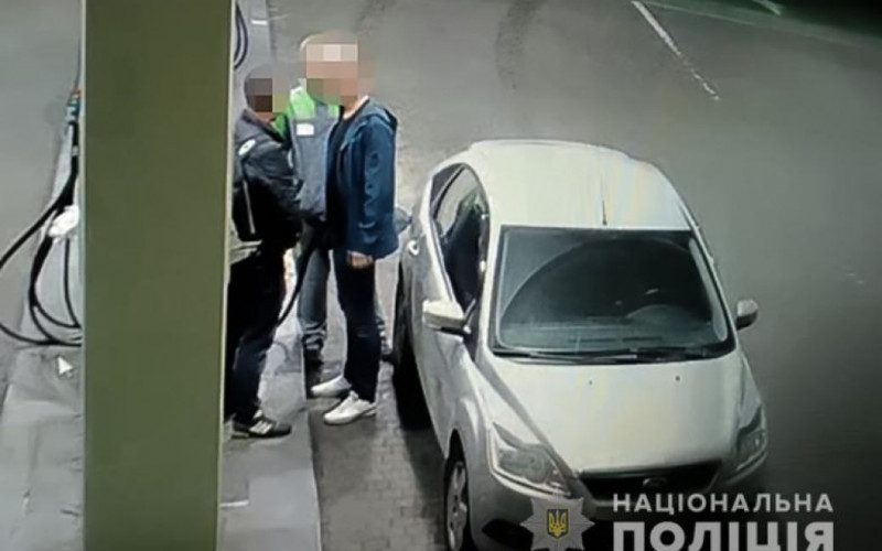 Решил заступиться: в Киеве пассажир такси несколькими ударами убил на заправке мужчину