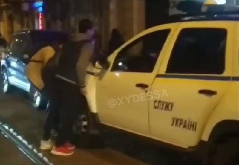 Перекрыла движение: в Одессе пассажирам трамвая пришлось носить полицейскую машину