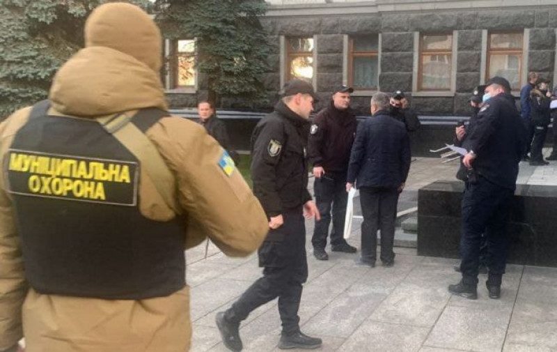 Мужчина пытался поджечь себя промо под Офисом Зеленского