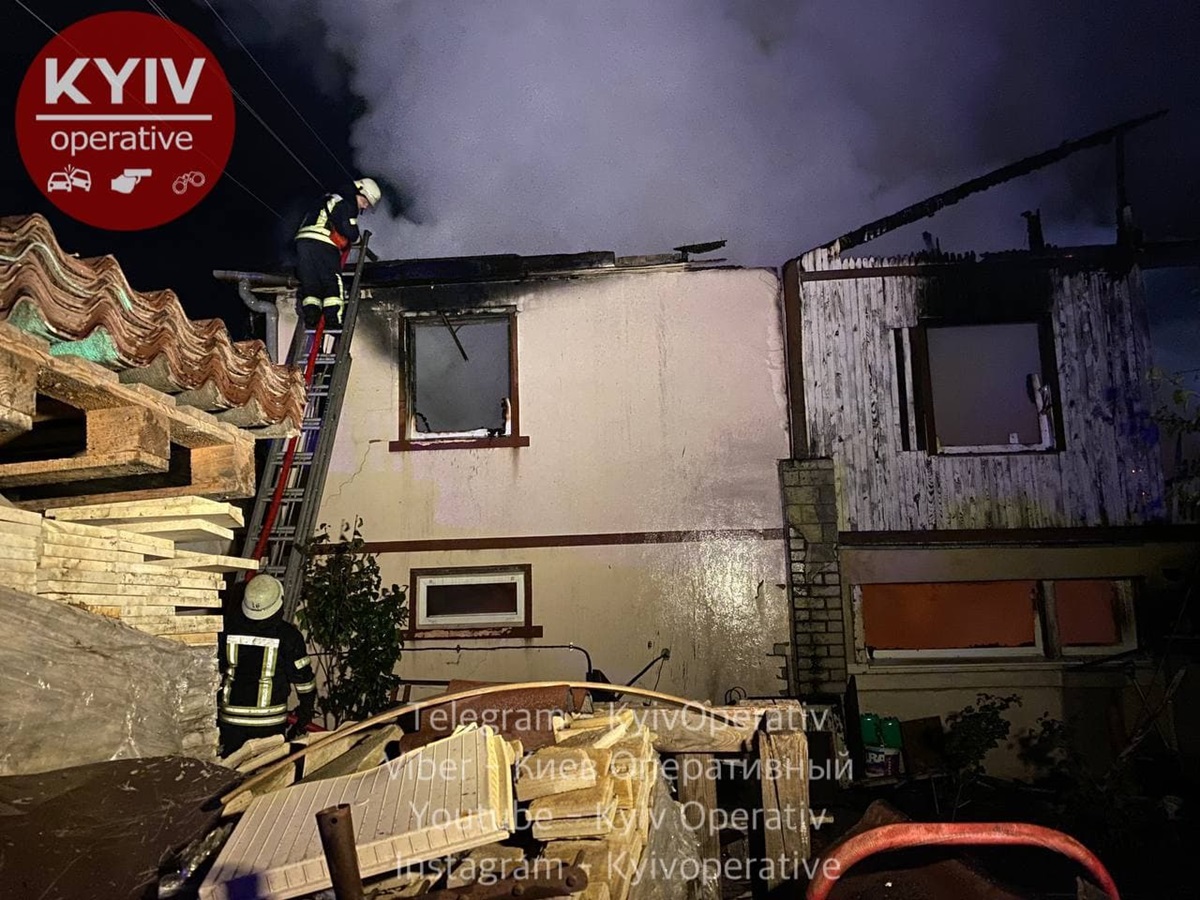 Пожежа сталася в будинку на Русанівській набережній Пожежа сталася в будинку на Русанівській набережній