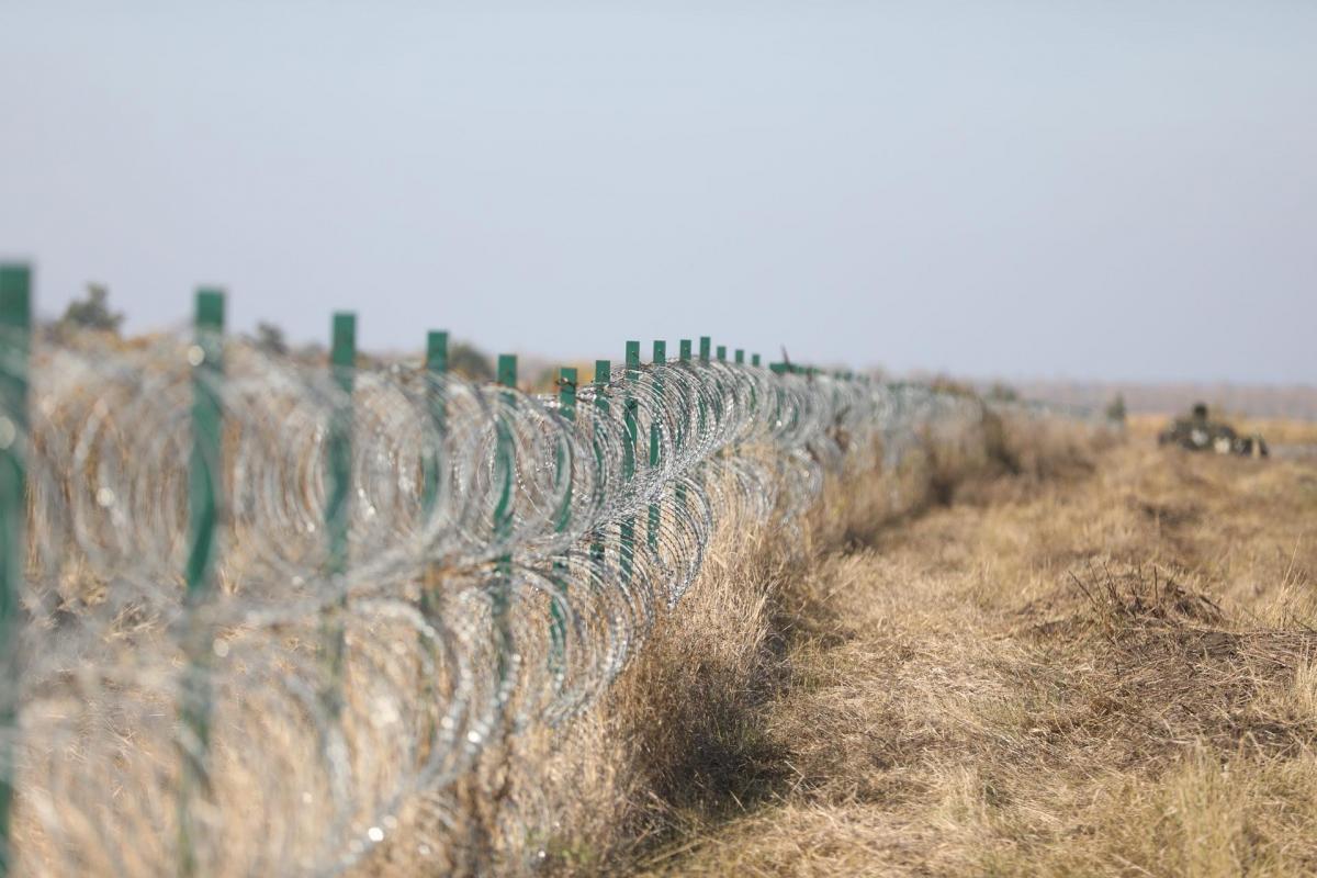 Забор с колючей проволокой, ров и камеры: Украина усиленно укрепляет границу с РФ и Беларусью