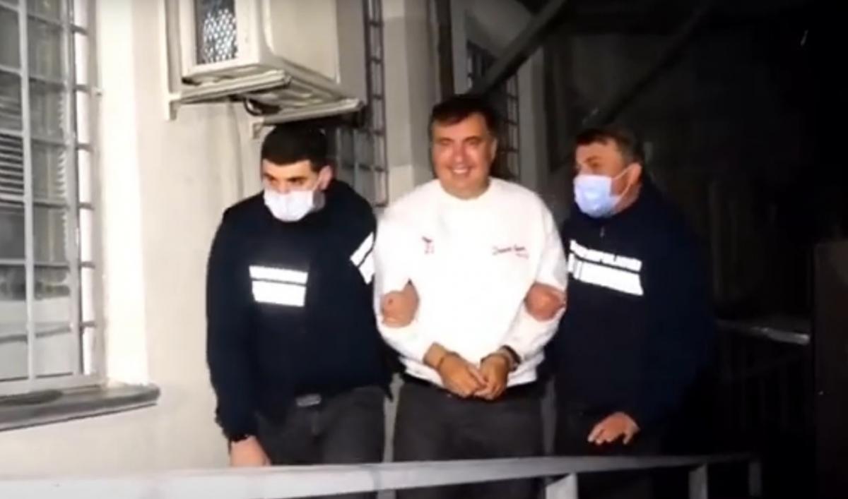 Опубликованы первые кадры задержания Саакашвили: он призвал к сопротивлению Опубликованы первые кадры задержания Саакашвили: он призвал к сопротивлению