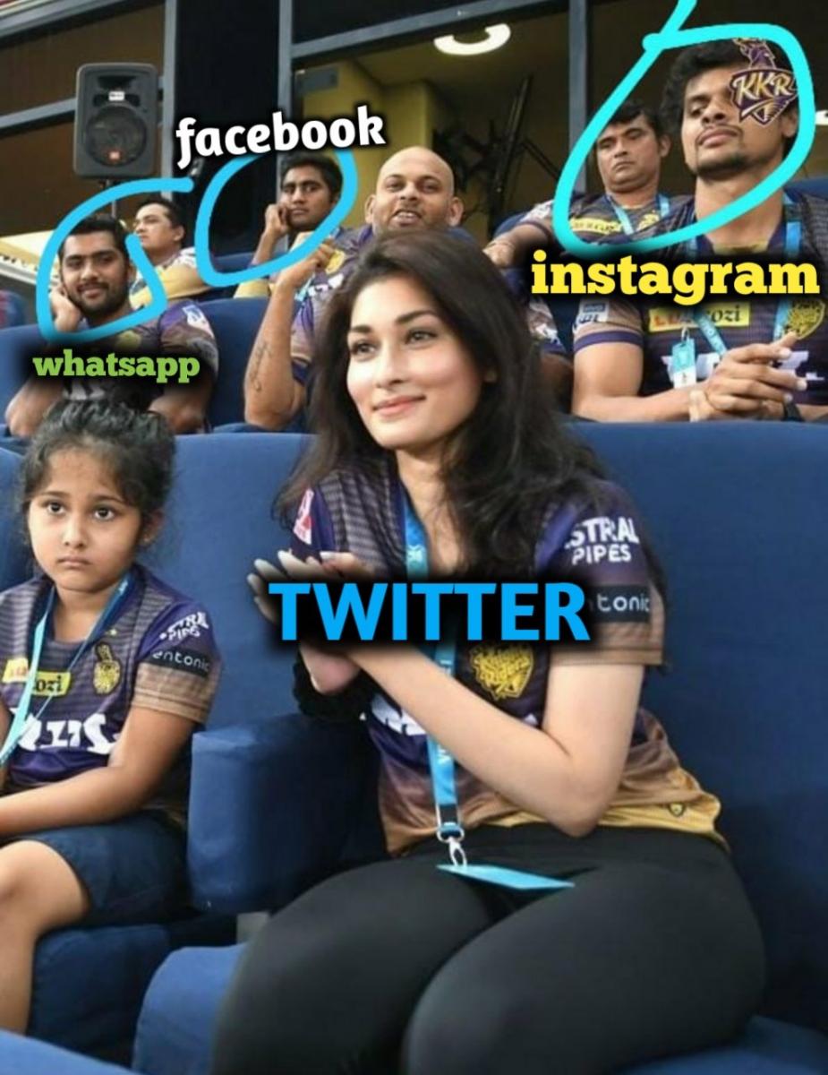 Меми про збій у Facebook