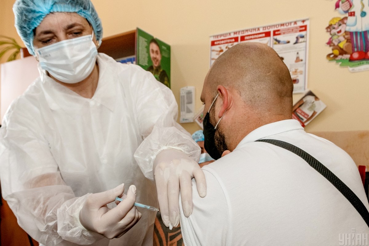Третья доза вакцины: кто из украинцев получит бустерную прививку