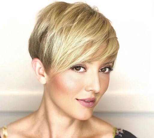 Стрижки  и прически 2021-2022, которые делают визуально выше