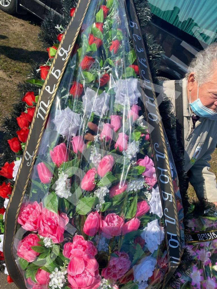 'Шалено люблю': на похоронах Скороход поцілувала Полякова і нарвалася на гнів сім'ї нардепа 'Шалено люблю': на похоронах Скороход поцілувала Полякова і нарвалася на гнів сім'ї нардепа