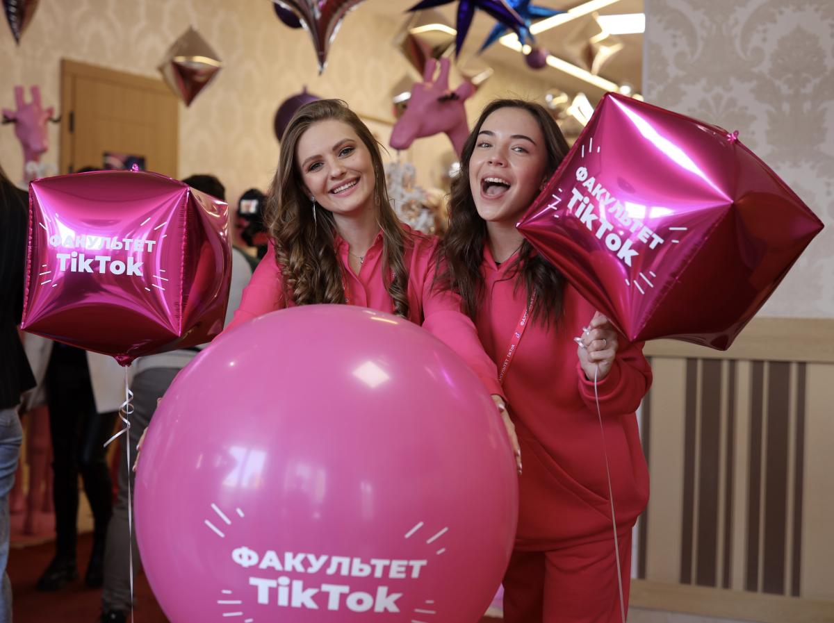 Михаил Поплавский вручил студенческие билеты будущим тиктокерам