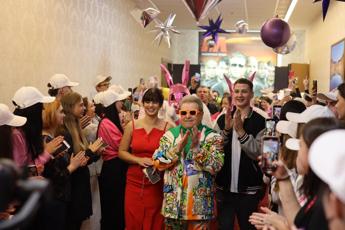 Михаил Поплавский вручил студенческие билеты будущим тиктокерам