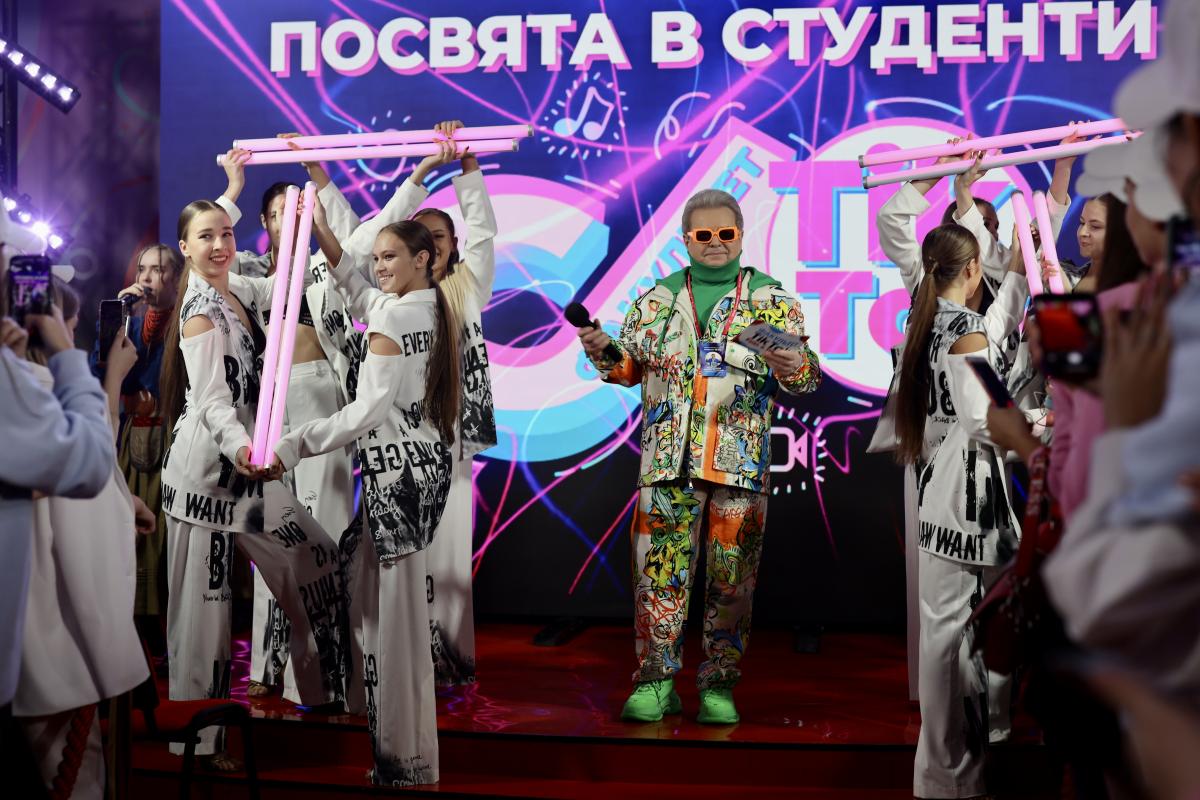 Михаил Поплавский вручил студенческие билеты будущим тиктокерам