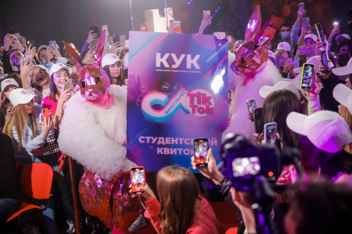 Михаил Поплавский вручил студенческие билеты будущим тиктокерам