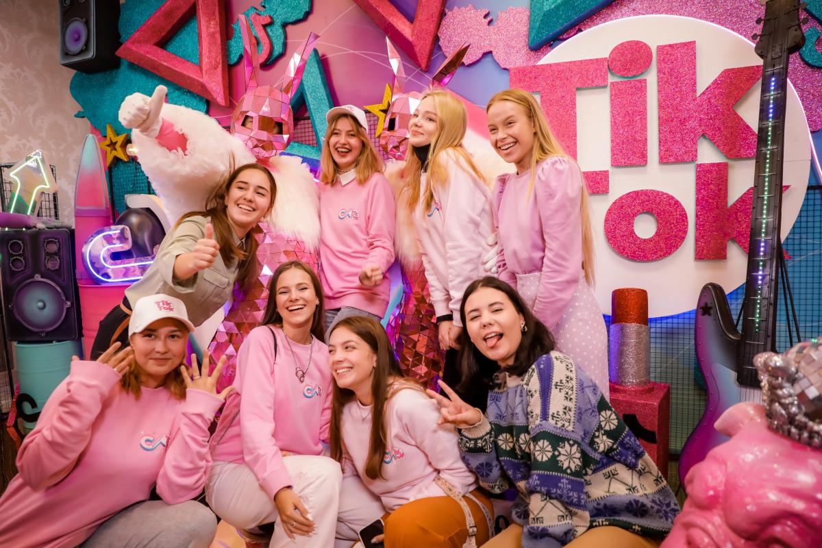 Михаил Поплавский вручил студенческие билеты будущим тиктокерам