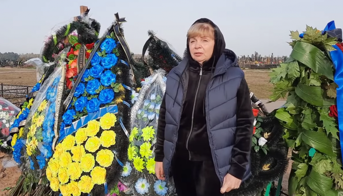Мать покойного нардепа Полякова эмоционально обратилась к украинцам у могилы сына