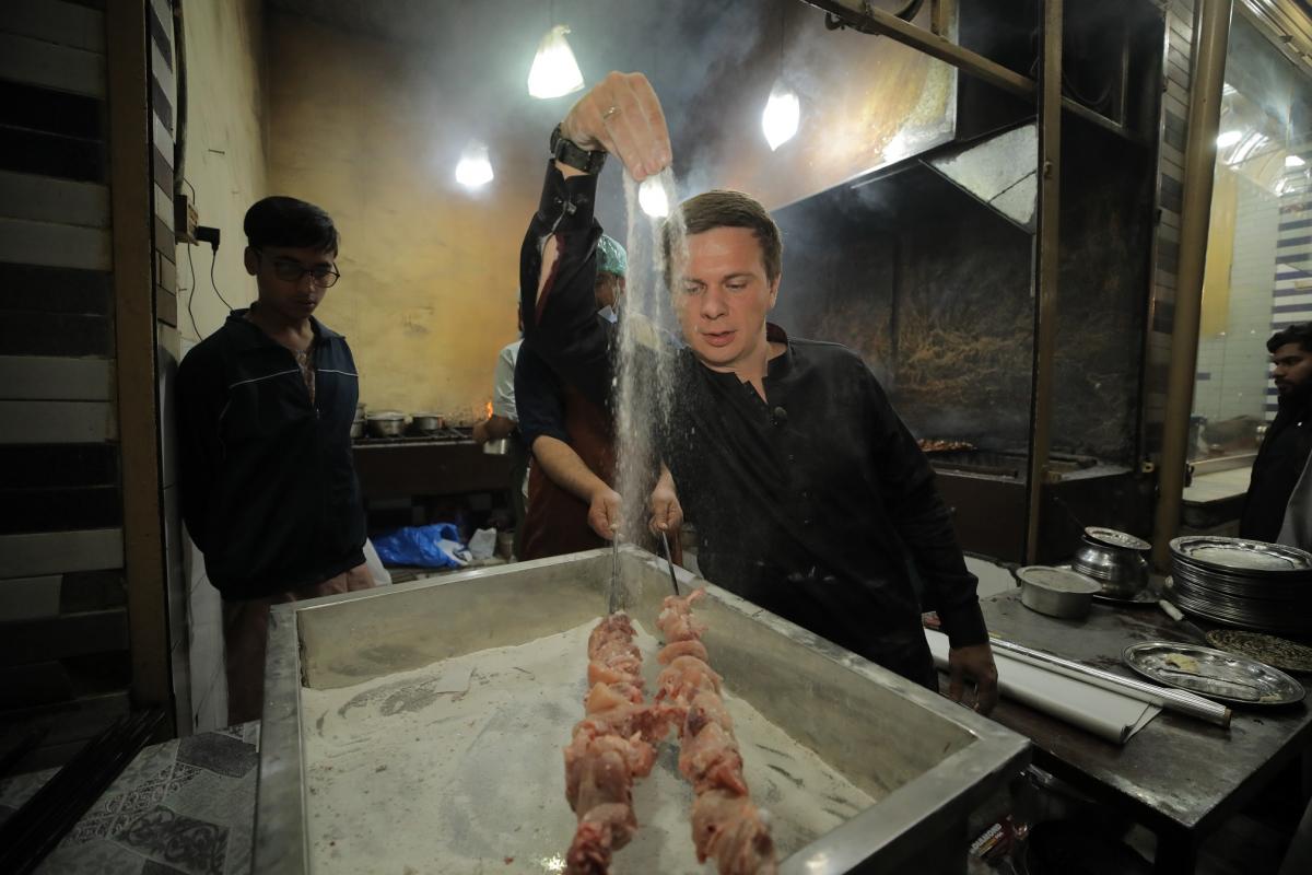 Мир наизнанку Пакистан: Комаров встретил ученого, который из яда скорпиона создает лекарство от COVID