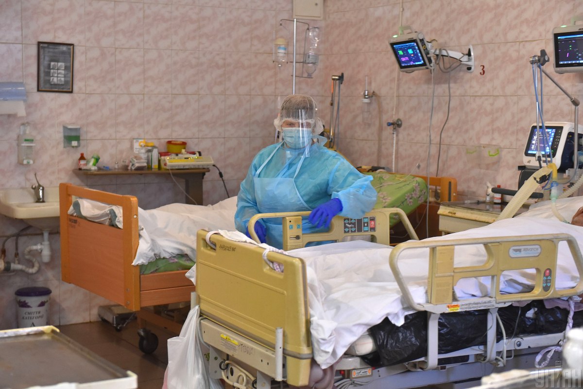 На Буковине коллапс: реанимации COVID-больниц заполнены на 100%