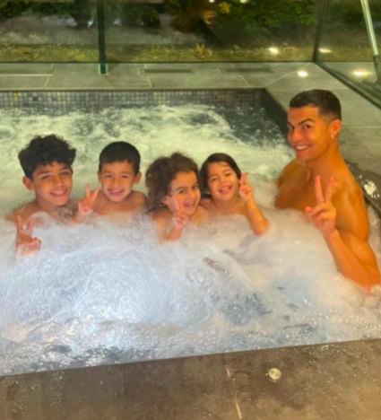 Роналду стане батьком близнюків: неймовірне фото з нареченою футболіста Роналду стане батьком близнюків: неймовірне фото з нареченою футболіста