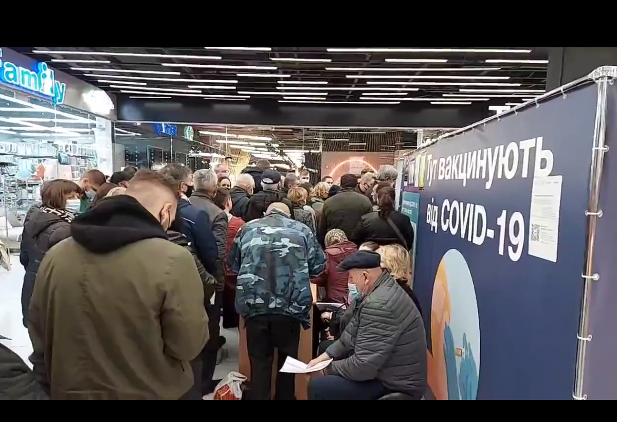 Киев захлестнул бум массовой вакцинации от COVID-19: киевляне столпились в очередях за прививкой