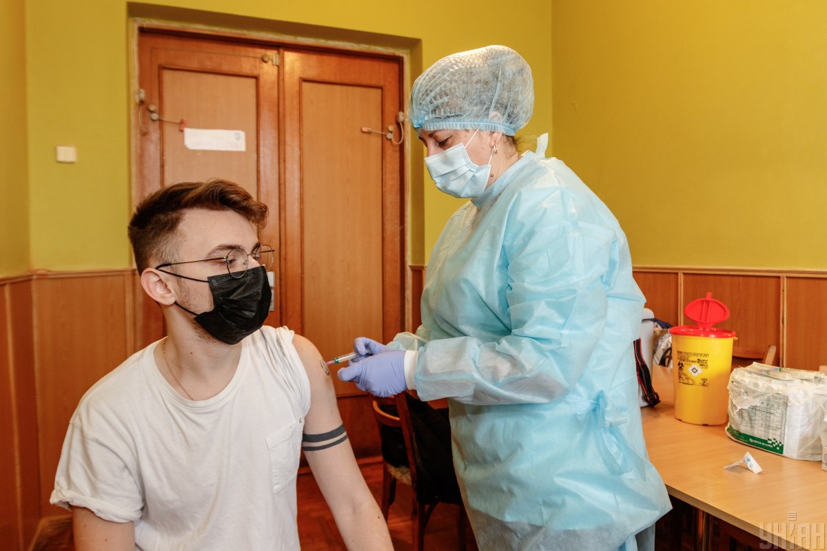 В Украине разрешили колоть третью дозу вакцины: кому она положена