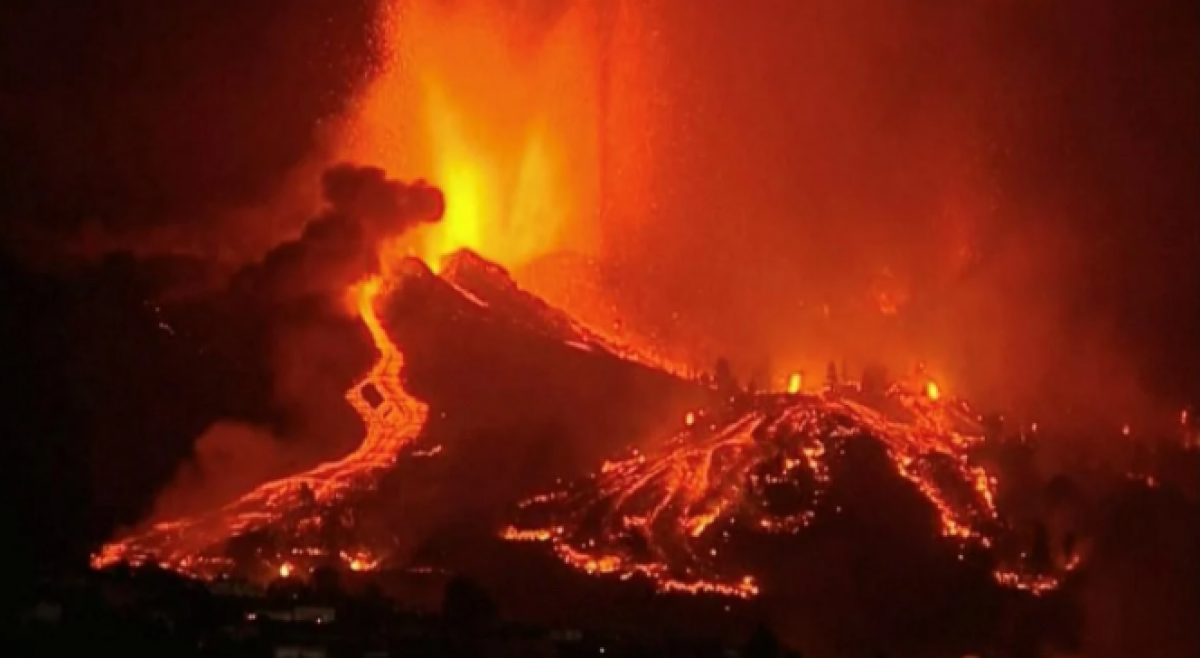 60 землетрясений в день и тонущие в пепле улицы: на Канарах извергается вулкан