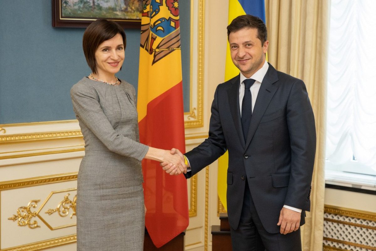 Зеленский обсудил с президентом Молдовы проблему энергетики