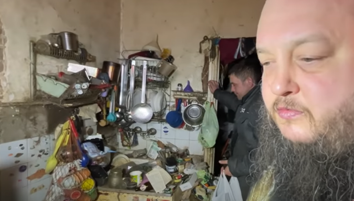 В центре Киева мужчина превратил 5-комнатную квартиру в помойку – ее удалось продать