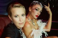 Настя Ивлеева каталась верхом на Собчак, а затем поцеловала ее взасос