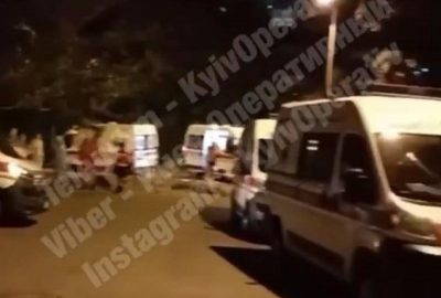 "Чекають на вулиці": у мережі показали, як швидкі з хворими на COVID-19 по 5 годин стоять у чергах до лікарні