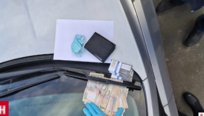 Підробка не відрізняється: на Житомирщині затримали доларових фальшивомонетників