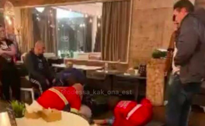 Говорив телефоном і помер: в Одесі в кав'ярні раптово помер 17-річний хлопець Говорив телефоном і помер: в Одесі в кав'ярні раптово помер 17-річний хлопець