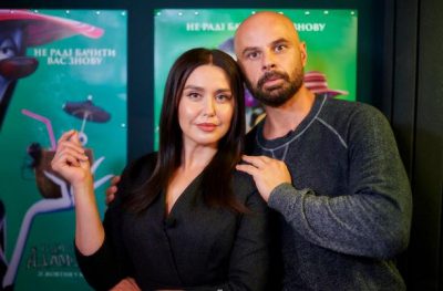 Ведуча 1+1 Людмила Барбір і Михайло Кукуюк озвучили легендарних героїв "Сімейки Адамс"